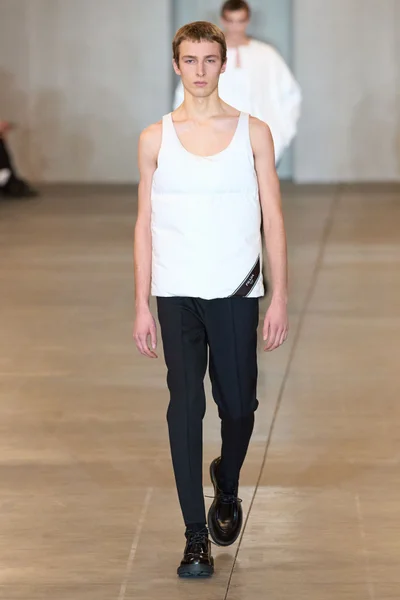 Look 16